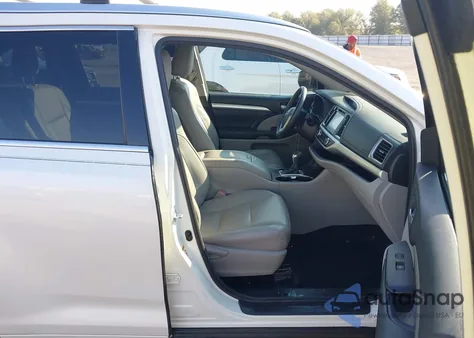 2015 Toyota Highlander Xle V6 z USA, uszkodzony, nr VIN 5TDKKRFH9FS116579